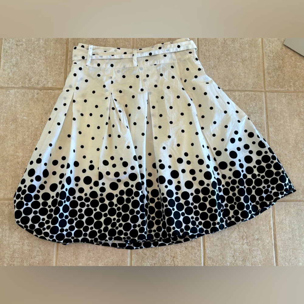 In Moda Women’s Size 6 Skirt - Black and White. Excellent condition.